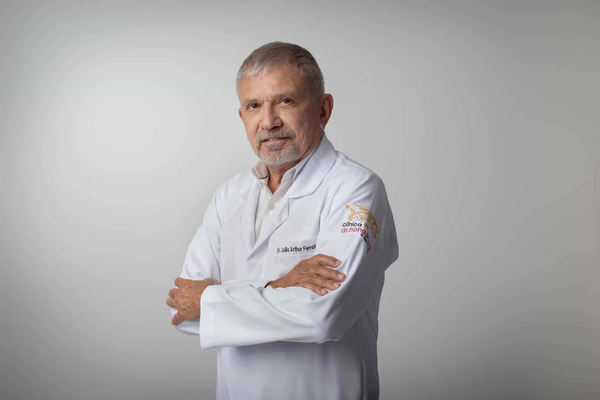 Dr. João Arthur Ferreira de jaleco branco.