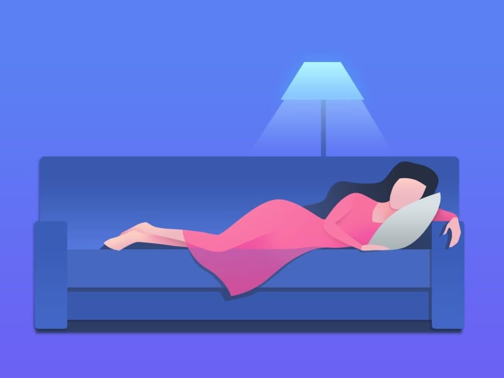 Ilustração plana de uma mulher dormindo tranquilamente deitada de lado em um sofá azul, com um abajur aceso ao fundo.