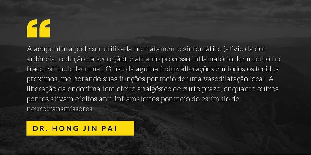 A acupuntura pode ser utilizada no tratamento sintomático (alívio da dor, ardência, redução da secreção), e atua no processo inflamatório, bem como no fraco estímulo lacrimal em qualquer situação clínica. O uso da agulha induz alterações em todos os tecidos próximos, melhorando suas funções por meio de uma vasodilatação local. A liberação da endorfina tem efeito analgésico de curto prazo, enquanto outros pontos ativam efeitos anti-inflamatórios por meio do estímulo de neurotransmissores