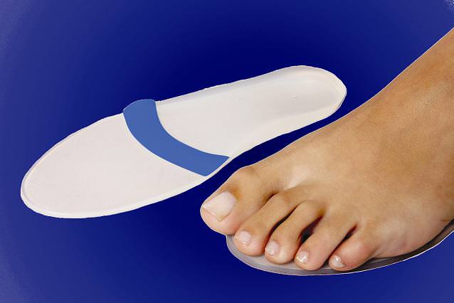 Palmilha de silicone com apoio retrocapital ao lado de um pe descalço, sobre fundo azul.