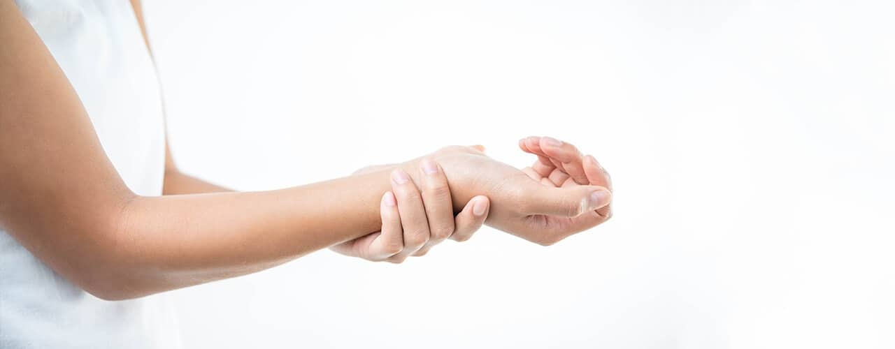 Causar e raynaud pode dormência perna dor na