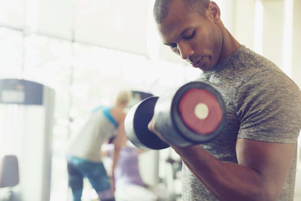 A dor muscular após os treinos de musculação ocorrem devido ao micro rompimento de fibras musculares