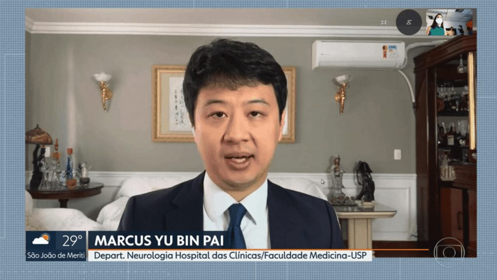 Médico de terno azul em videochamada; crédito cita Depart. Neurologia Hospital das Clínicas, Faculdade Medicina-USP