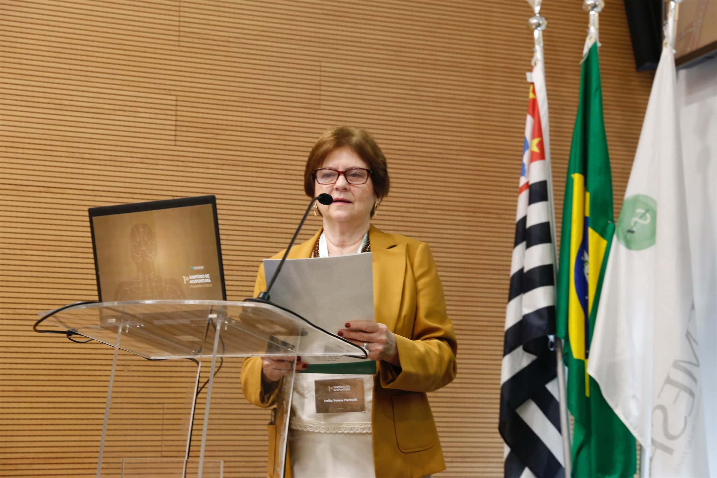 Dra. Célia Yunes Portiolli fala na tribuna do 1º Simpósio de Acupuntura.