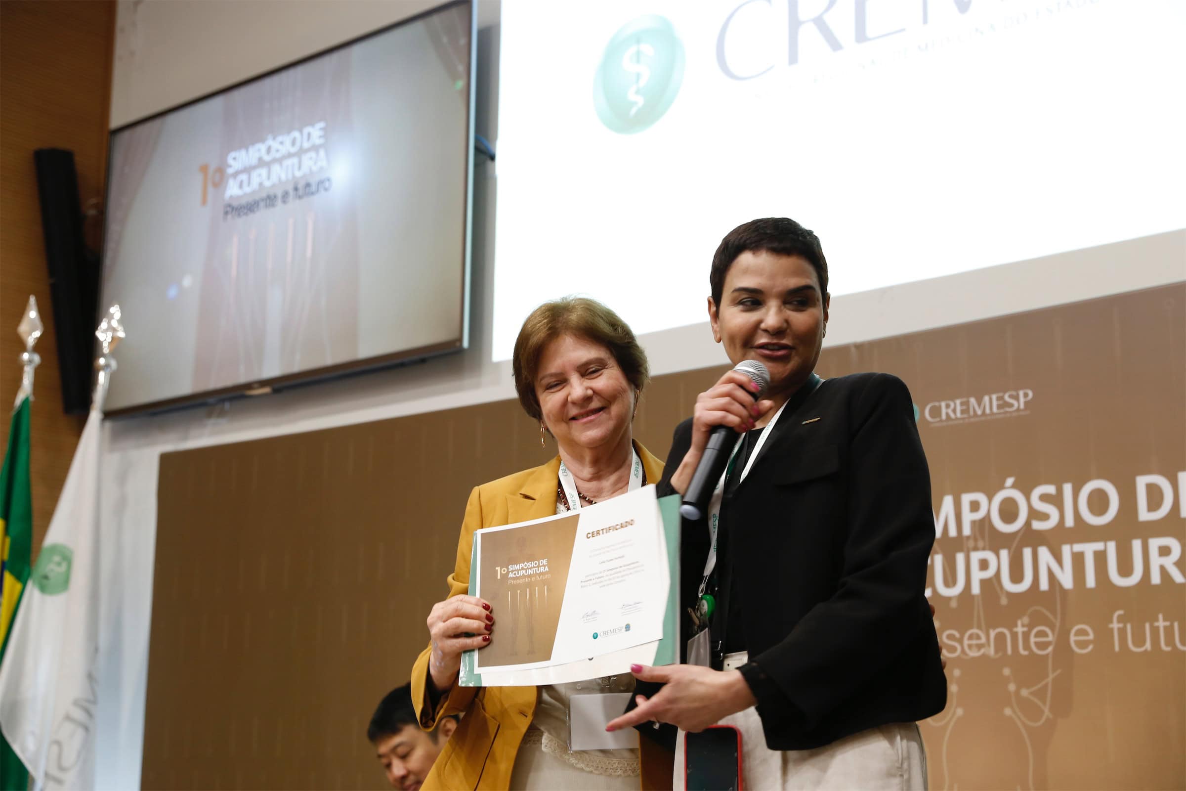 Dra. Célia Yunes Portiolli recebe o certificado do 1º Simpósio de Acupuntura.