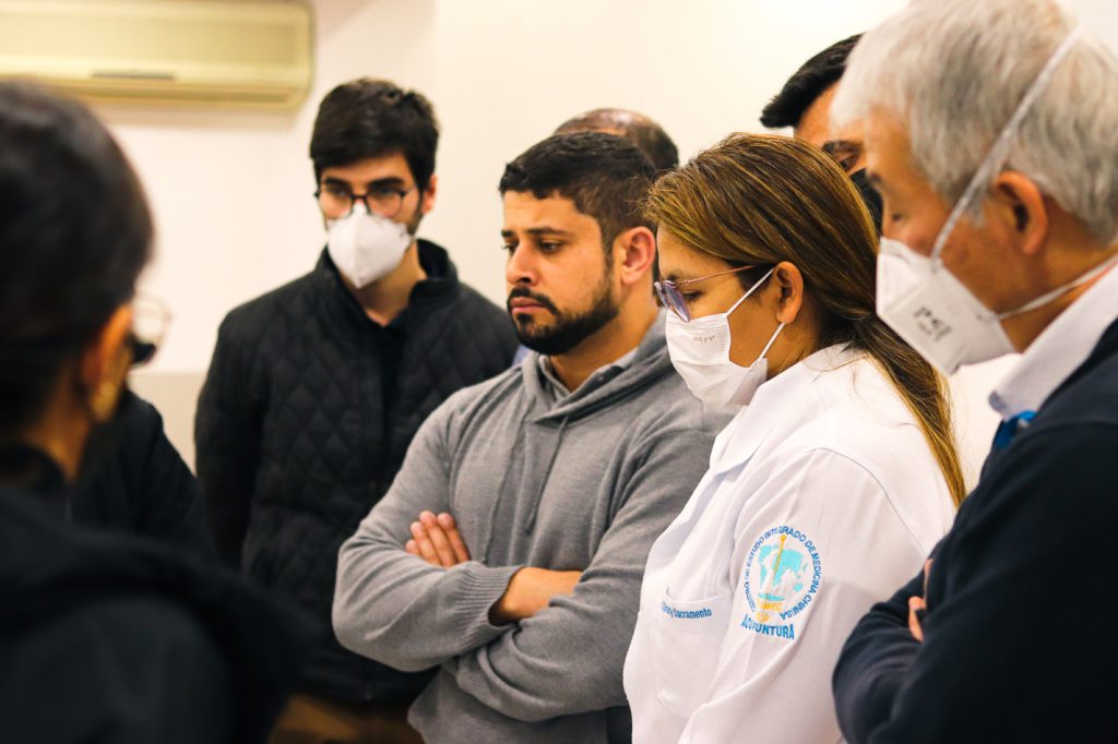 Acupuntura para Náuseas e Vômitos Pós-Quimioterapia 7 Grupo de alunos atentos durante aula de formação em acupuntura