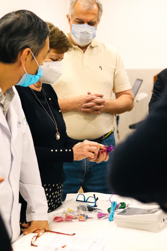 A Acupuntura na oncologia 10 Aula prática com manuseio de agulhas e eletrodos de eletroacupuntura.