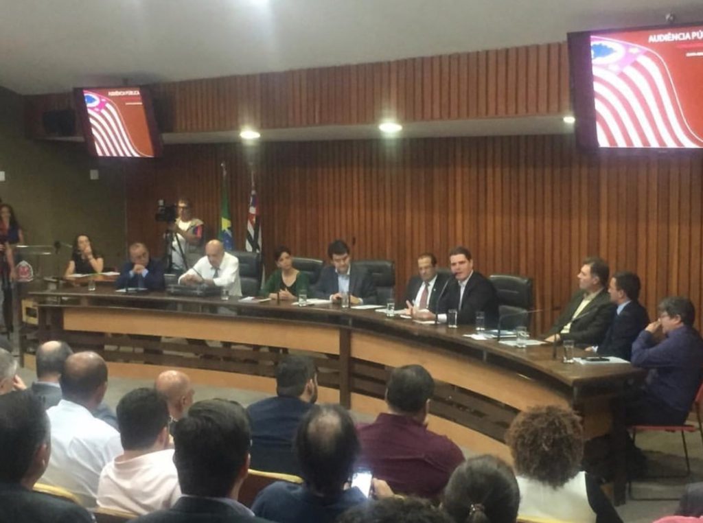 Dr. Marcus Pai falando em mesa de audiencia pública na ALESP