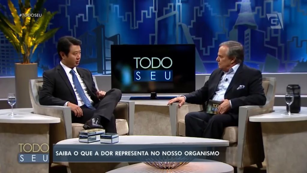 Dr. Marcus Yu Bin Pai entrevistado por Ronnie Von no programa Todo Seu sobre dor