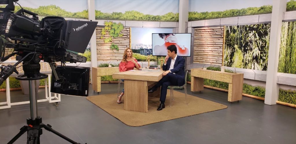 Dr. Marcus Pai entrevistado no programa Você Bonita sobre dor cervical em estudio de TV