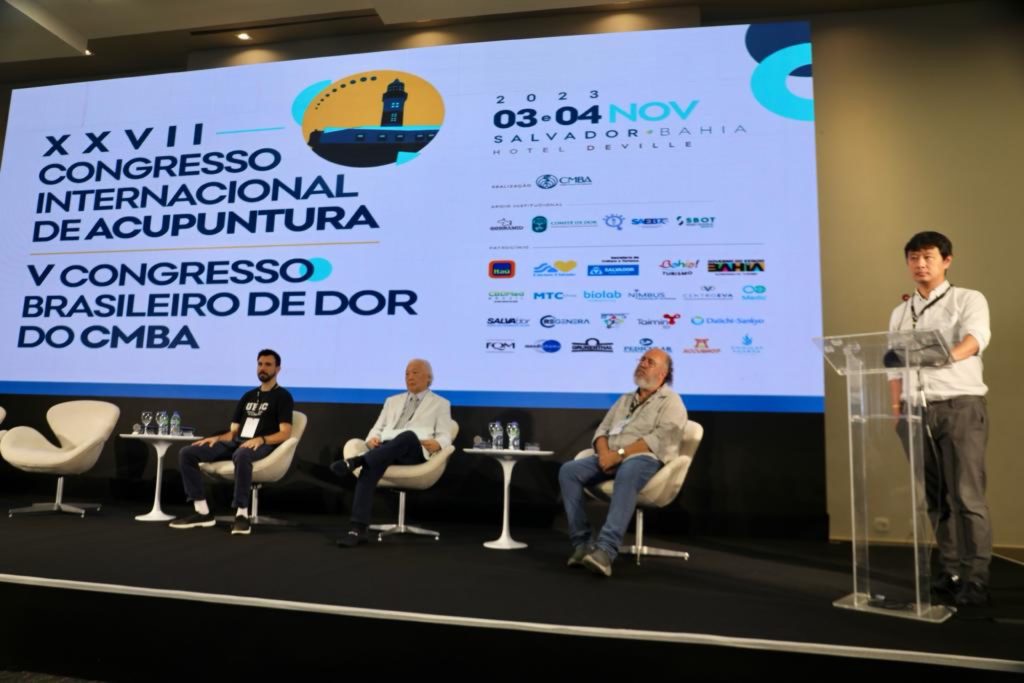 Dr. Marcus Yu Bin Pai no palco do Congresso Internacional de Acupuntura e Congresso Brasileiro de Dor do CMBA