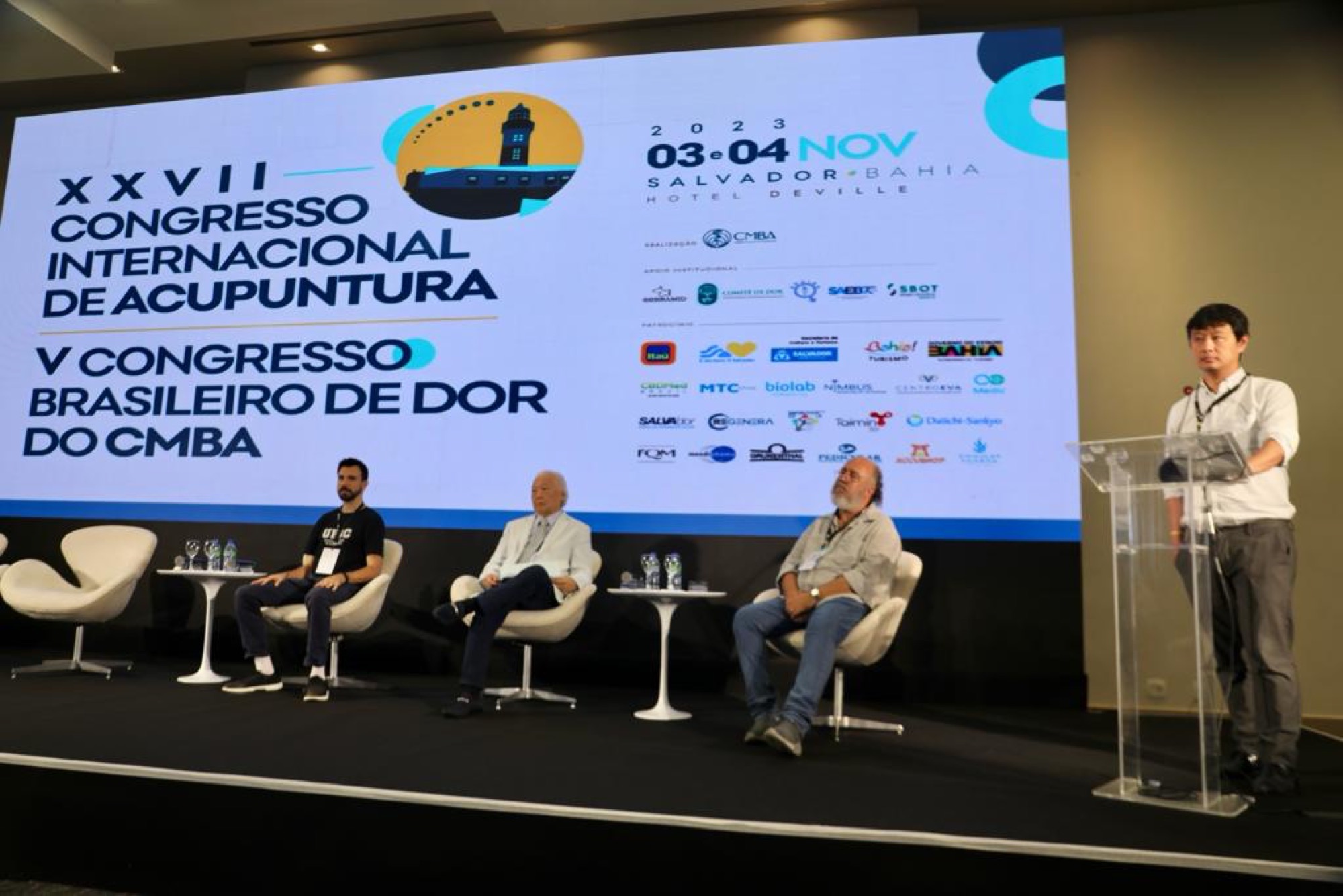Dr. Marcus Yu Bin Pai no palco do Congresso Médico Brasileiro de Acupuntura