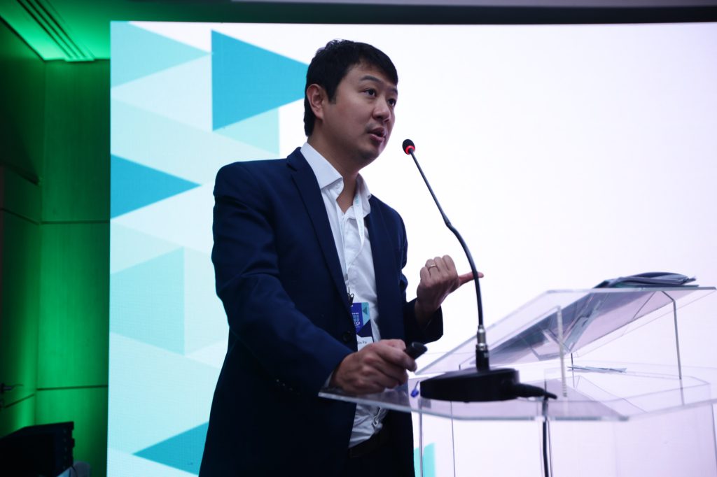 Dr. Marcus Yu Bin Pai palestrando no púlpito durante congresso médico do CREMESP