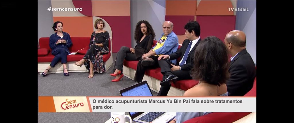 Dr. Marcus Yu Bin Pai no programa Sem Censura da TV Brasil falando sobre tratamentos para dor