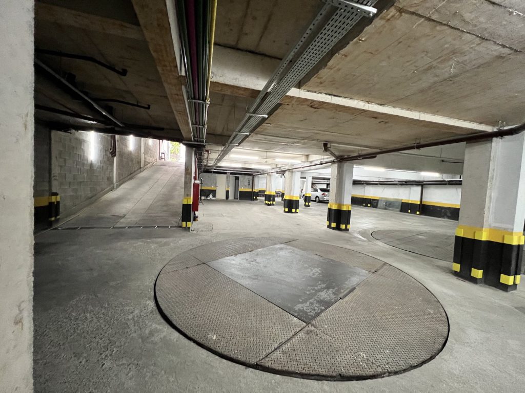 Fibromialgia melhora? 8 Estacionamento no subsolo do prédio com plataforma giratória para veículos