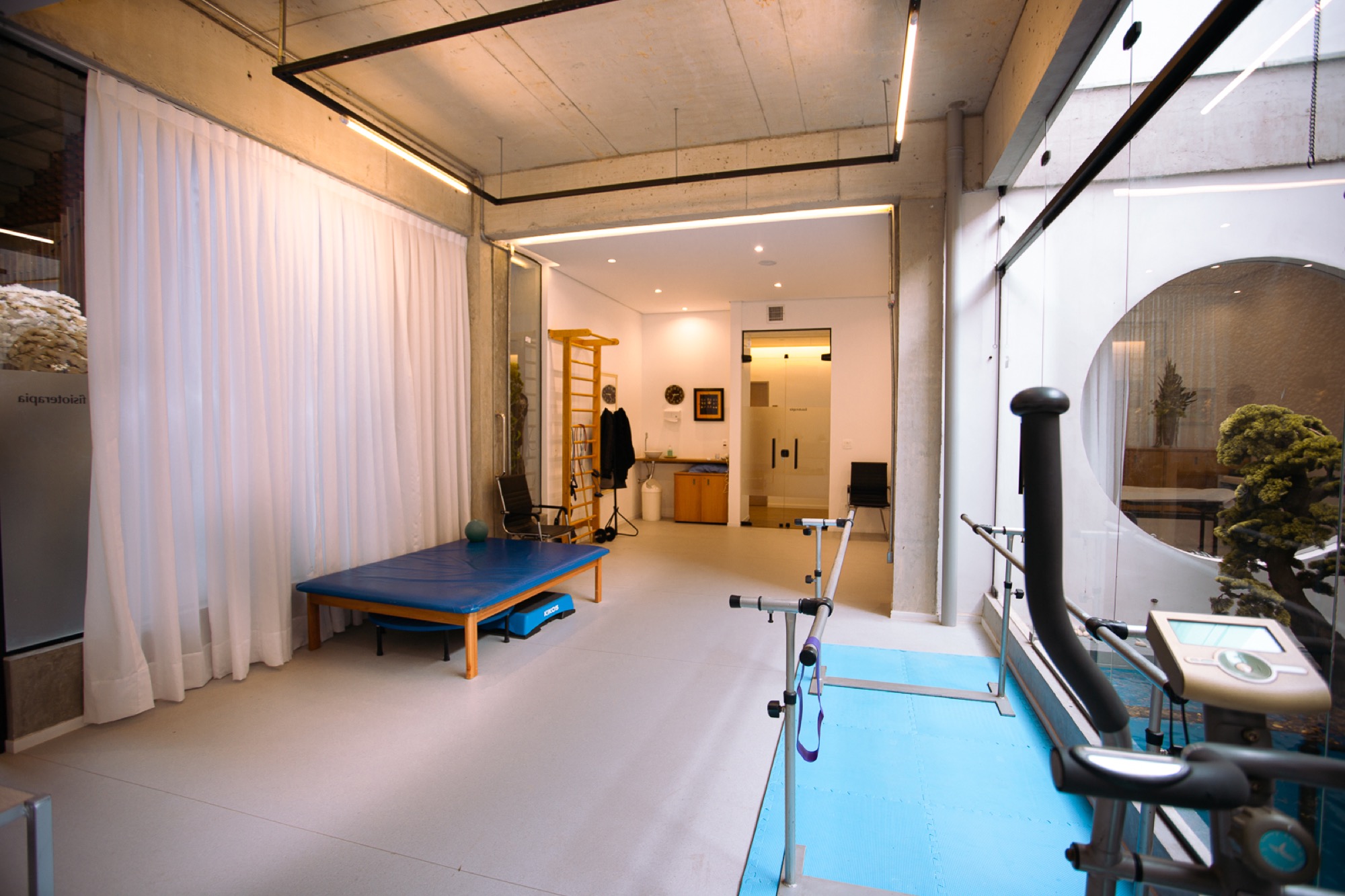 Sala de fisioterapia da clínica, com equipamentos de reabilitação