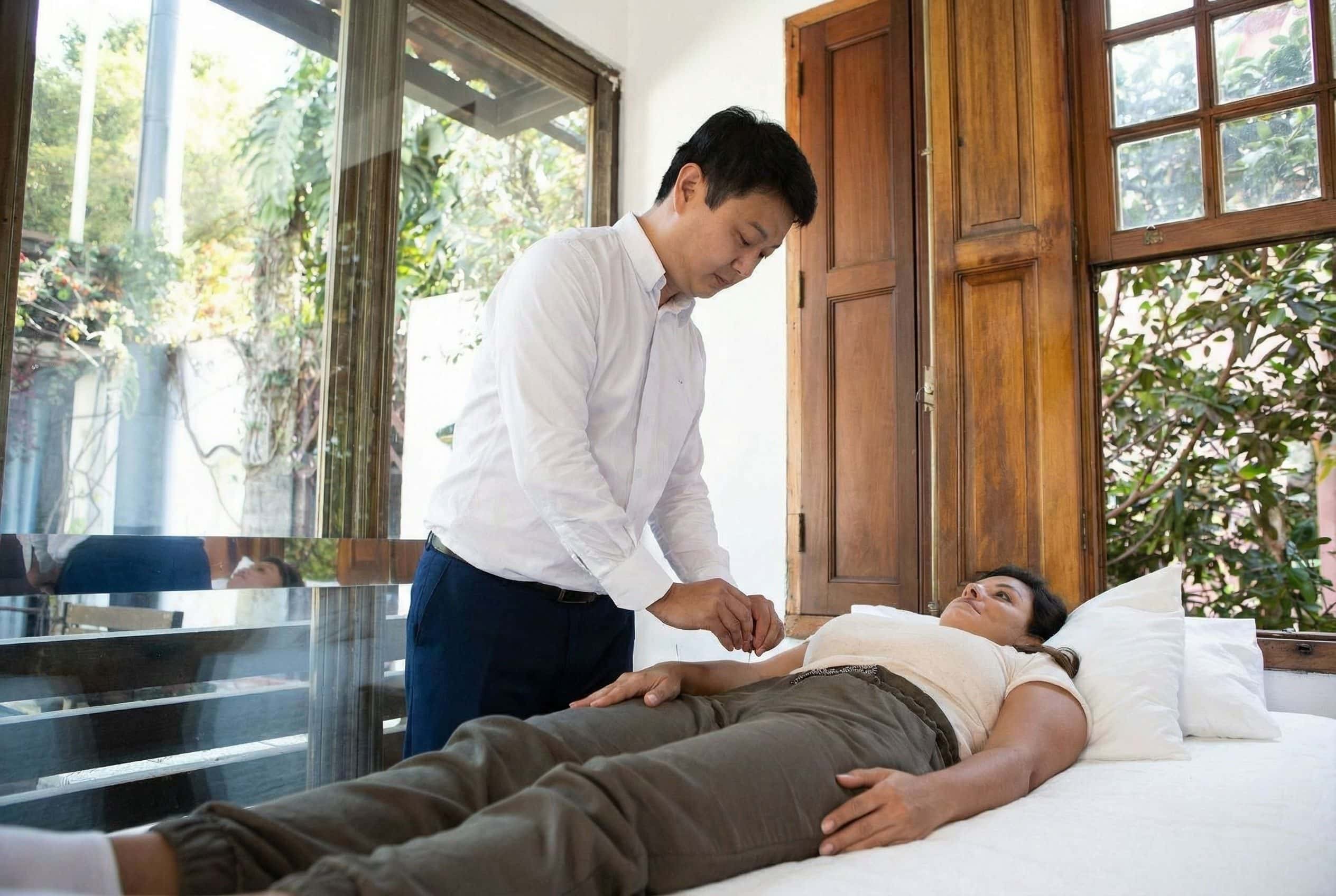Agulhamento com agulha filiforme fina inserida no antebraço: a mesma agulha sólida usada no dry needling, sem injeção de medicamento