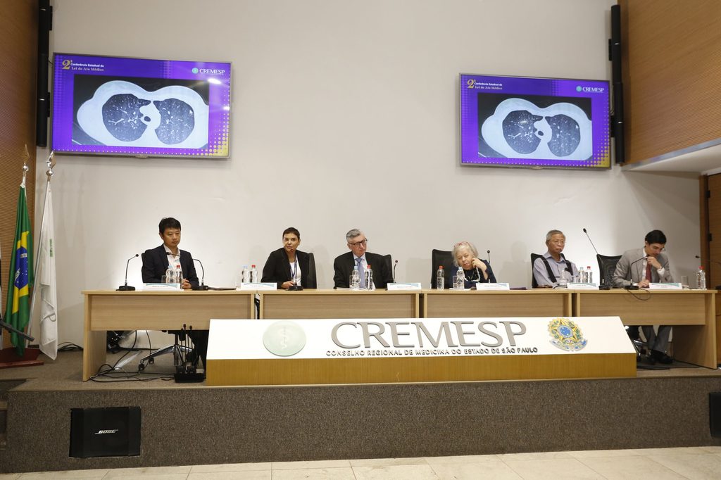 Sessão de acupuntura médica em evento do CREMESP