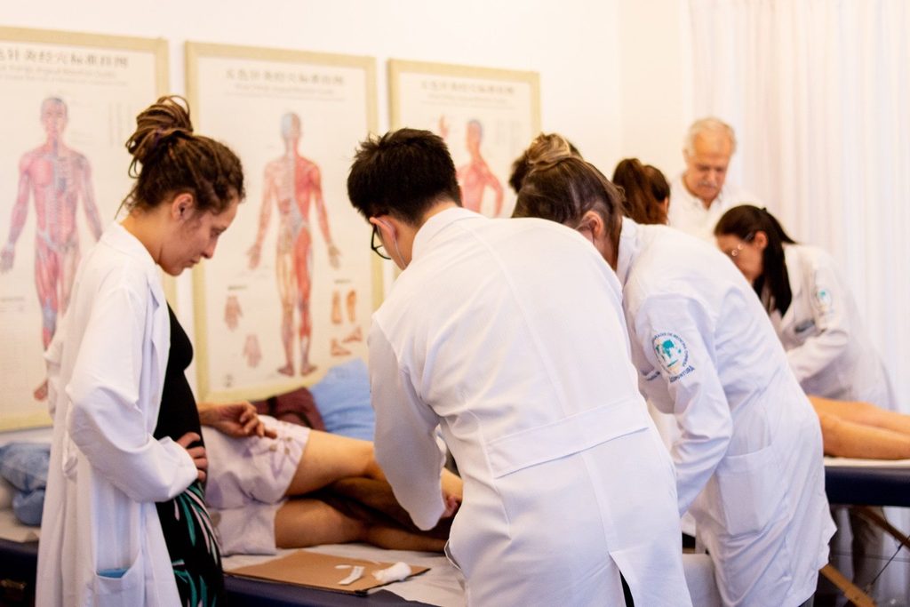 Tratamento de dor crônica: O que você precisa saber 6 Equipe em atividade de ensino no ambulatório da clínica