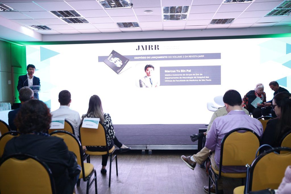 Dr. Marcus Yu Bin Pai em apresentação médica sobre dor