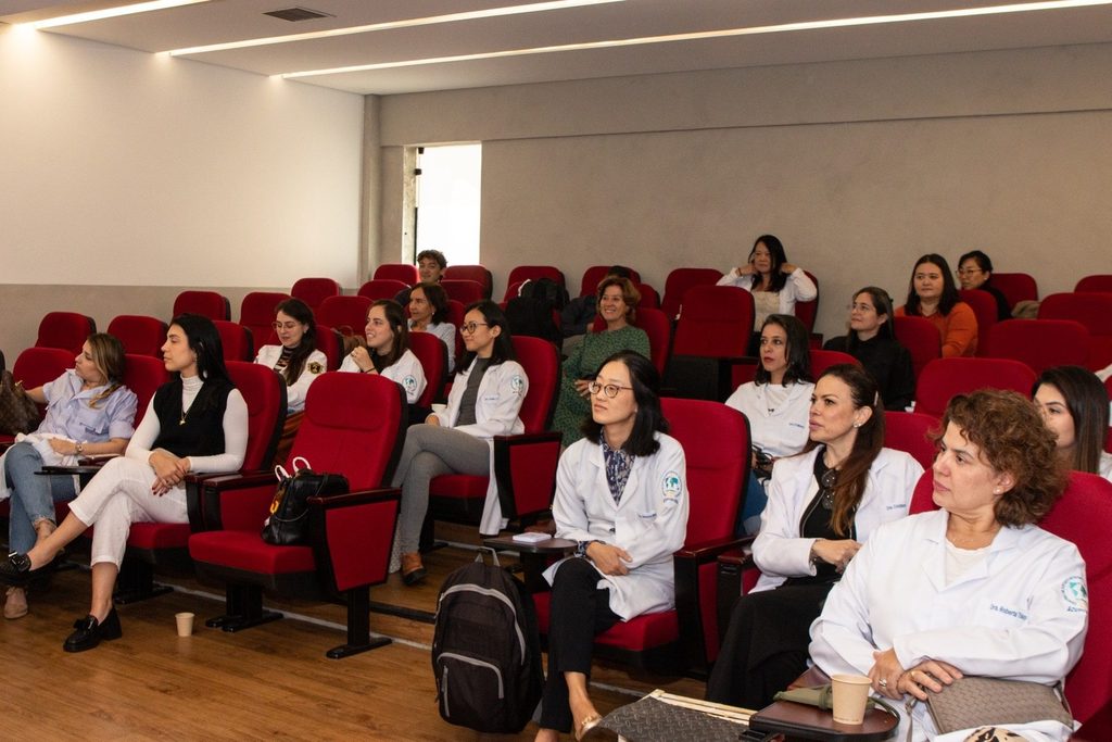 Equipe médica reunida em auditório