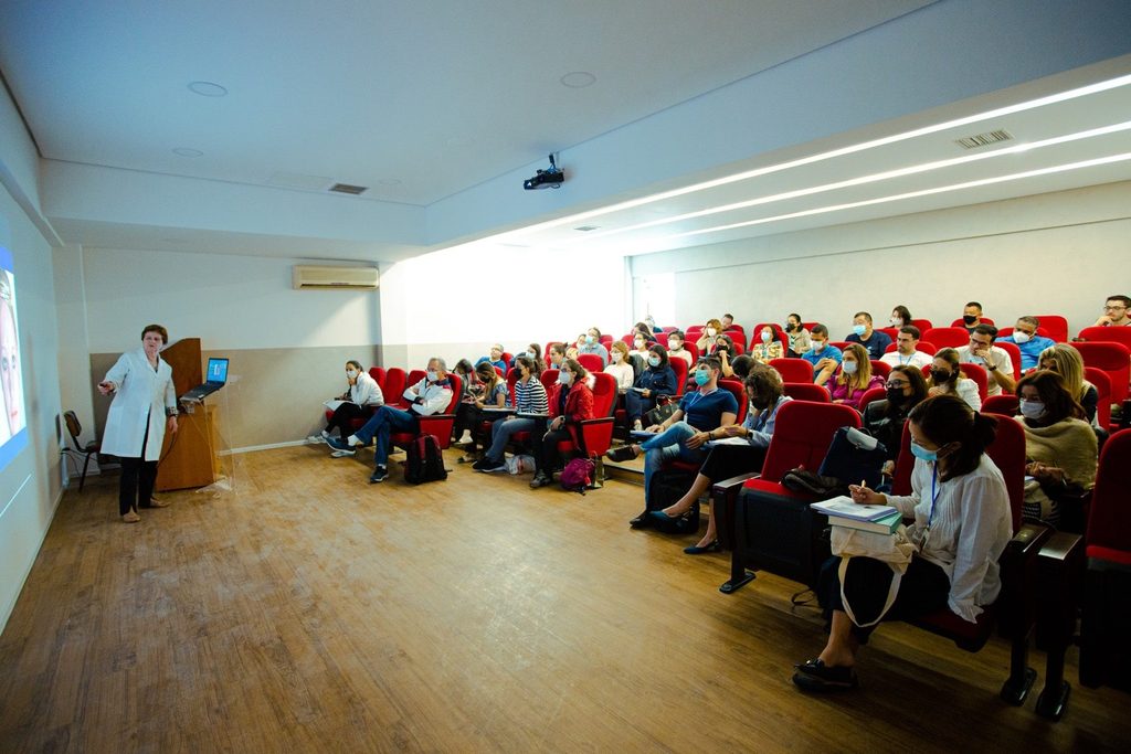 Pubalgia: dor na virilha, causas e tratamento 9 Auditório da clínica preparado para aulas e eventos