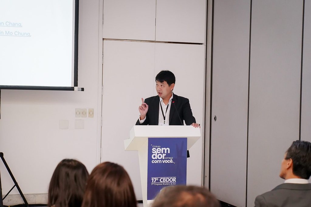 Dr. Marcus Yu Bin Pai em aula no Congresso Brasileiro de Dor (CBDOR)