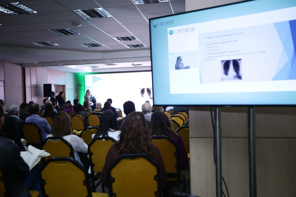 Mesa de debate em congresso do CREMESP sobre dor e acupuntura