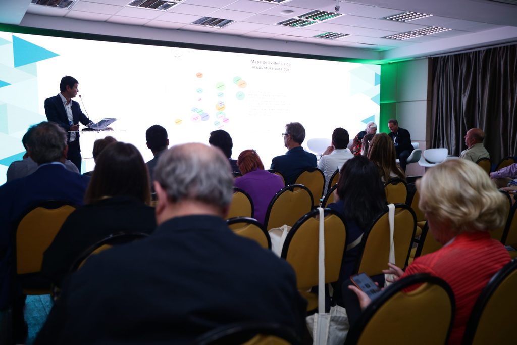 Dr. Marcus Yu Bin Pai apresentando em evento científico do CREMESP