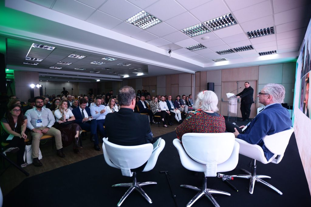 Aula do Dr. Andrew Park sobre dor e acupuntura em reunião científica