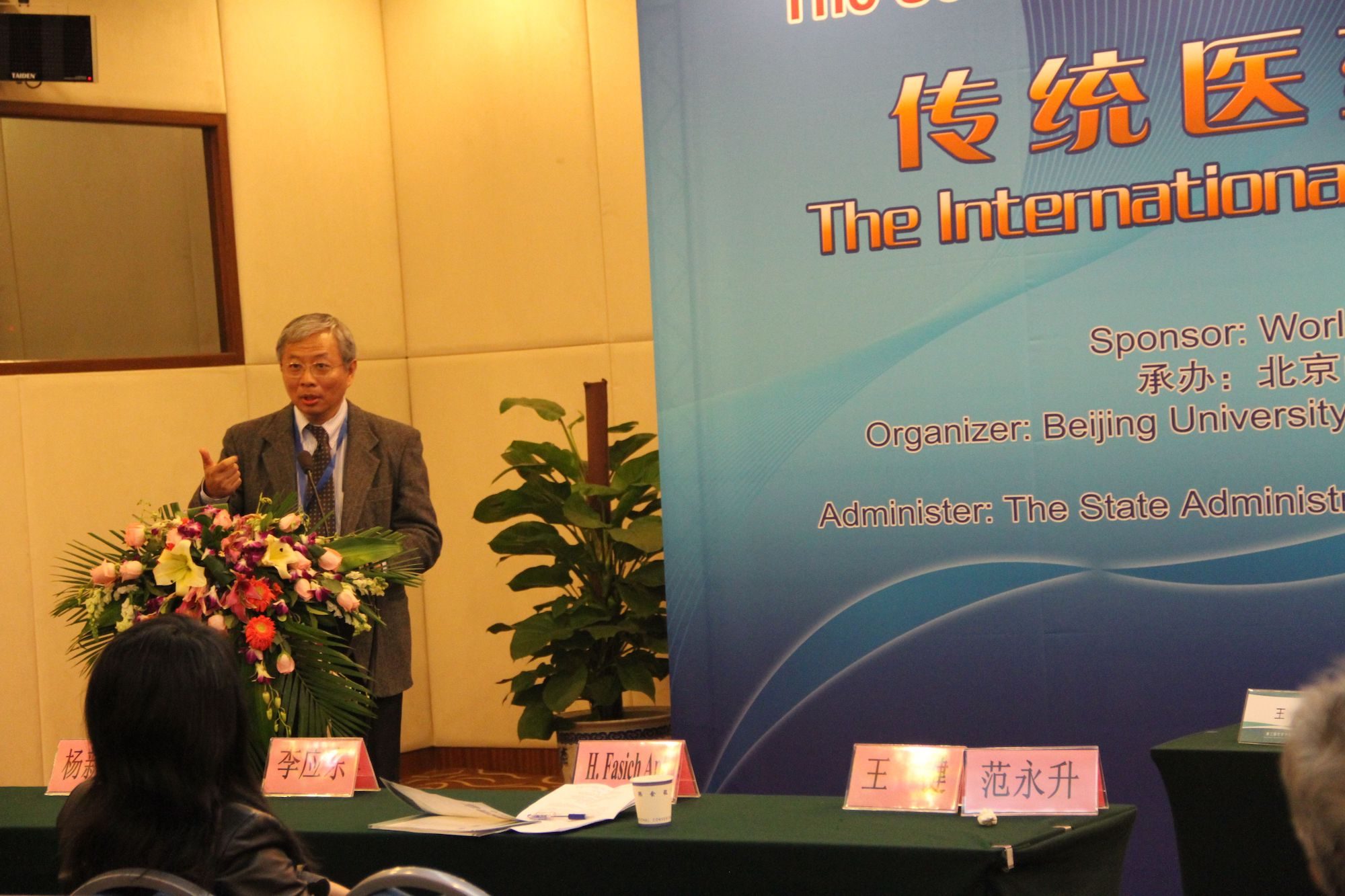 Prof. Hong em congresso internacional de acupuntura, na China