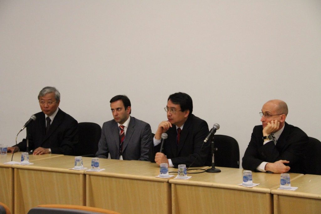 Prof. Dr. Hong Jin Pai em palestra sobre dor e acupuntura
